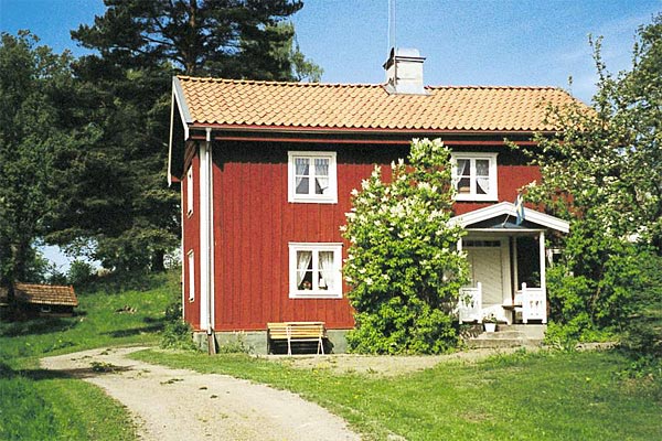 Ødegård ved sø nær Gränna i Sverige Ødegård ved sø nær Gränna i Sverige