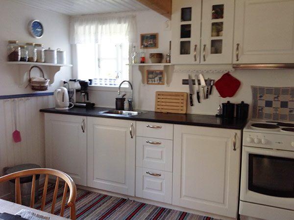 Ødegård i Halland - køkkenbord med el-komfur Ødegård i Halland - køkkenbord med el-komfur