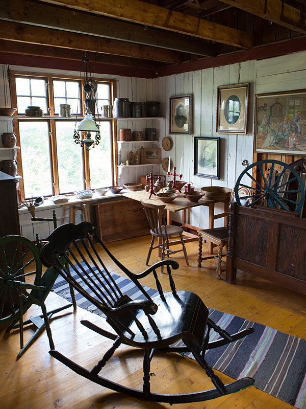 Almuemøbler, redskaber, billeder mv. på husets loft Almuemøbler, redskaber, billeder mv. på husets loft
