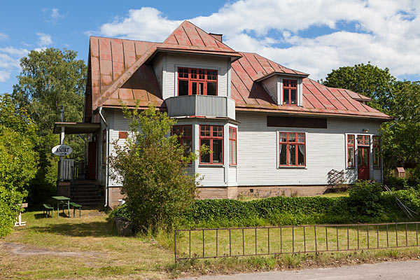 Larssens Antikt & Kuriosa til huse i en smuk gammel trævilla fra 1920'erne Larssens Antikt & Kuriosa til huse i en smuk gammel trævilla fra 1920'erne