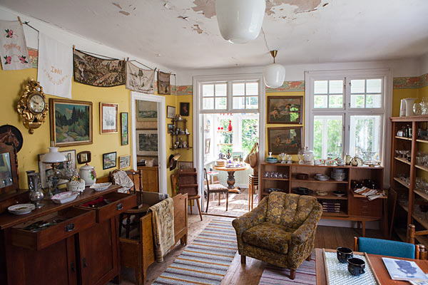 Lamper, billeder, nips i husets stueetage Lamper, billeder, nips i husets stueetage