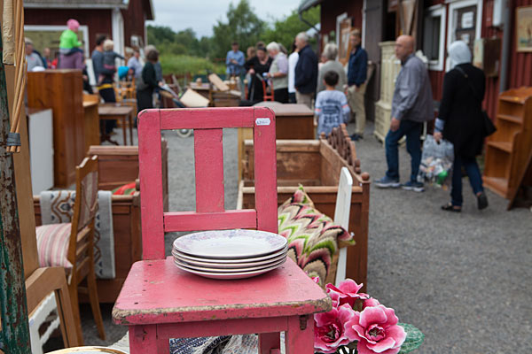 Møbler og porcelæn på Östregård loppemarked i Moheda