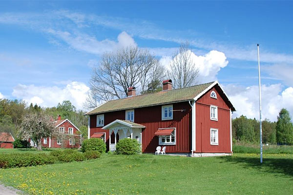 Traditionelt rødt smålandsk træhus med charme