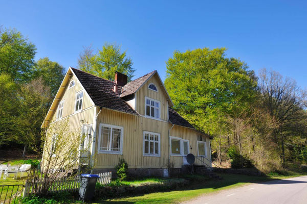 Hyggeligt gult træhus nær Markaryd Hyggeligt gult træhus nær Markaryd