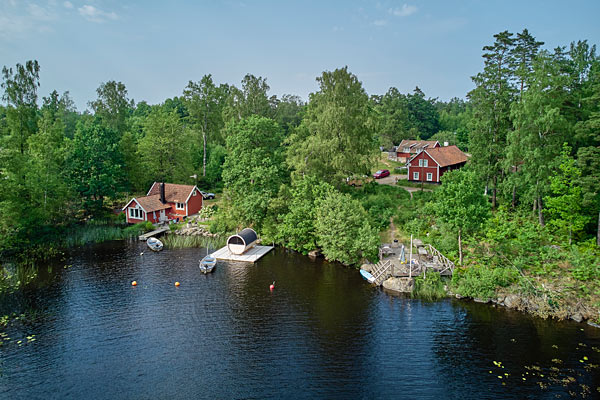 Vælg mellem fire huse ved søer i Småland