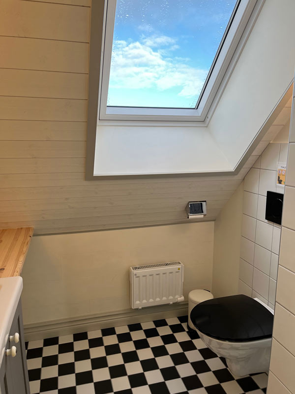 Badeværelse i den ene lejlighed i Skånelængen