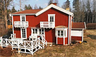Svenskrødt feriehus ved lille sø i skoven nær Emmaboda