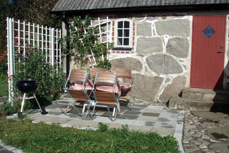 På vores gård har vi desuden en ferielejlighed med havudsigt På vores gård har vi desuden en ferielejlighed med havudsigt