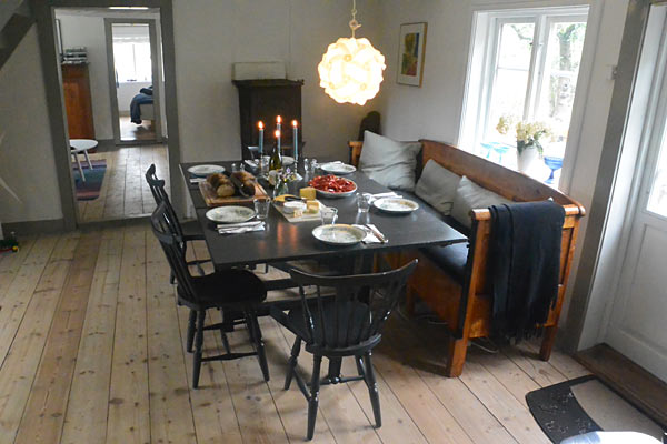 Huset har to stuer, tre soveværelser, køkken, badeværelse med vaskemaskine, brusebad og toilet Huset har to stuer, tre soveværelser, køkken, badeværelse med vaskemaskine, brusebad og toilet