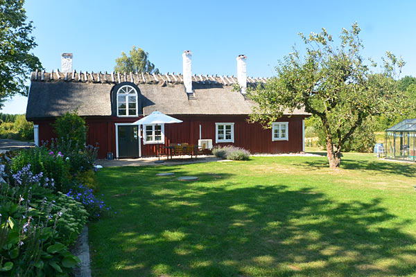 Stort nyrenoveret træhus med stråtag Stort nyrenoveret træhus med stråtag