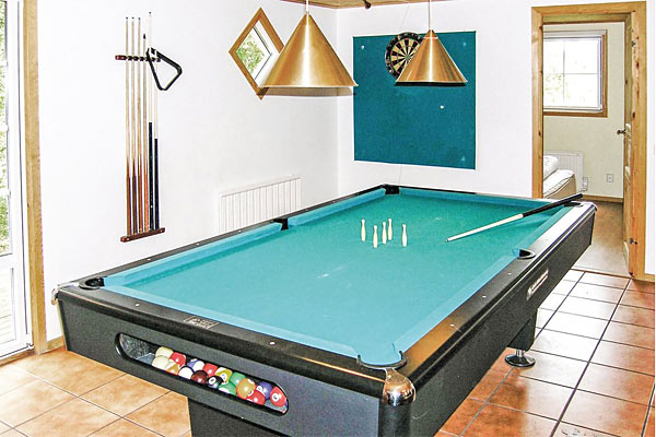 Huset har desuden et aktivitetsrum med aktiviteter som billard Huset har desuden et aktivitetsrum med aktiviteter som billard