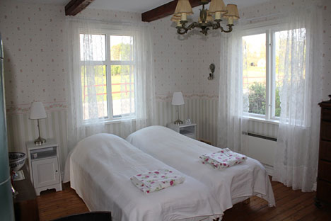 Soveværelse i det idylliske røde sommerhus Soveværelse i det idylliske røde sommerhus