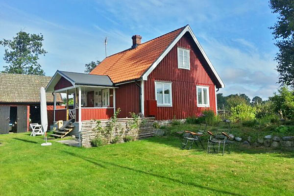 Idyllisk rødt sommerhus udlejes