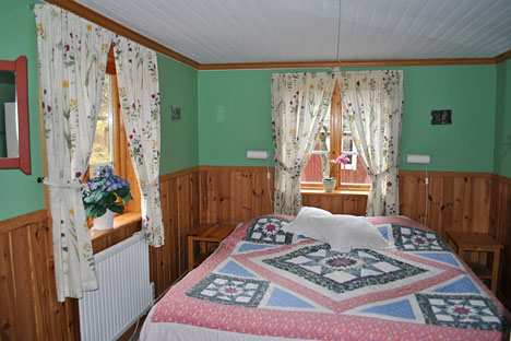 Sommerhusets soveværelse med dobbeltseng