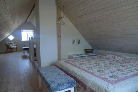 Feriehusets to åbne soveværelser ligger i forlængelse af hinanden Feriehusets to åbne soveværelser ligger i forlængelse af hinanden