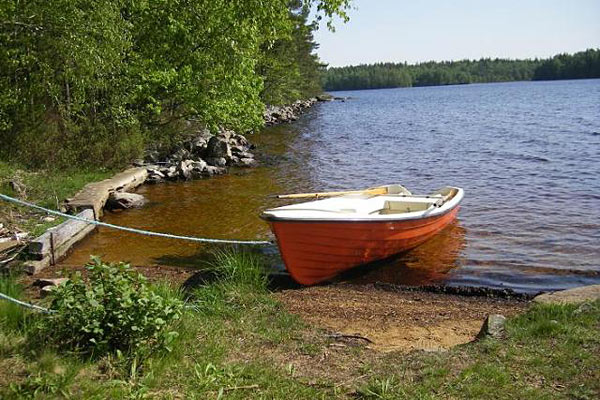 Båd til Stuga Mien ligger ud til søen Mien