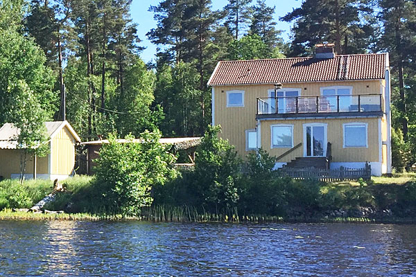 Lej feriehus direkte ud til skøn bade- og fiskesø i Sverige