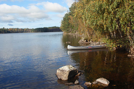 Kano ved ødegården i Fågelleken Kano ved ødegården i Fågelleken