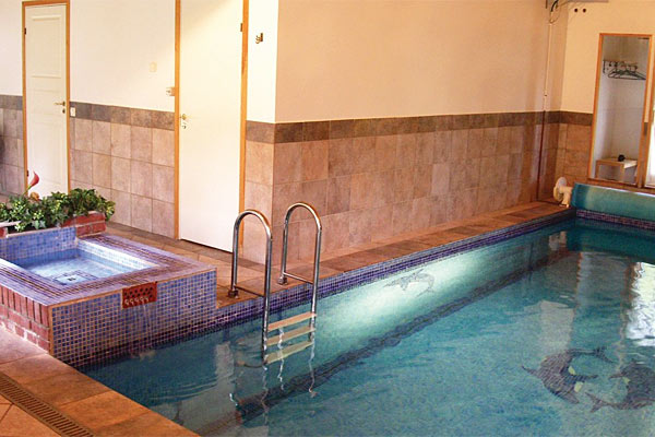 Huset har eget indendørs vandland med 30 kvm. pool med børnepool Huset har eget indendørs vandland med 30 kvm. pool med børnepool