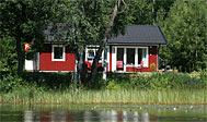Sommerhus i første række ved sø med skovidyl
