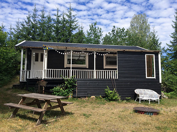 Nyrenoveret sommerhus i Allgunnen i det østlige Småland Nyrenoveret sommerhus i Allgunnen i det østlige Småland
