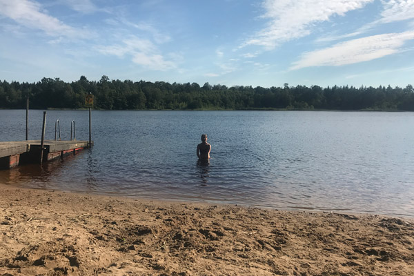 Sommerhus med bådebro og badestrand 