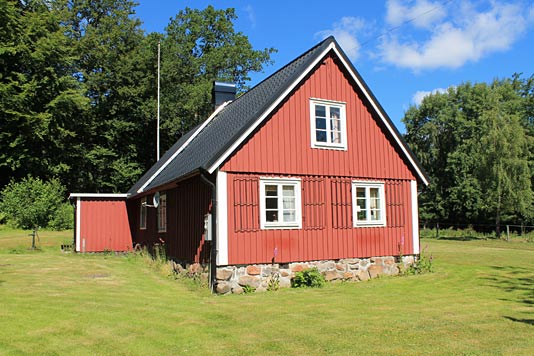 Sommerhuset ligger for sig selv som det sidste hus på vejen Sommerhuset ligger for sig selv som det sidste hus på vejen