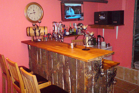 Hyggekælderen har bar, poolbord, billard og dart Hyggekælderen har bar, poolbord, billard og dart