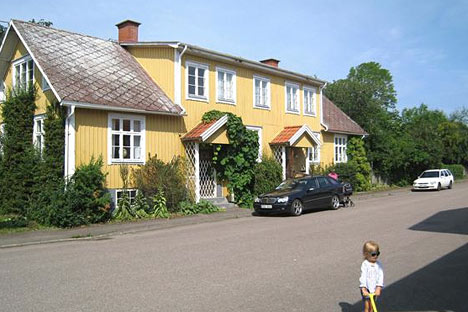 Sommerhuset ligger i Mörbylånga i den sydlige del af Øland