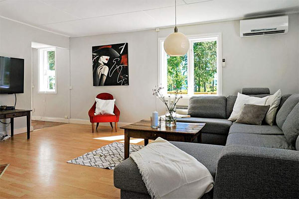 Sommerhuset har en lys opholdsstue Sommerhuset har en lys opholdsstue