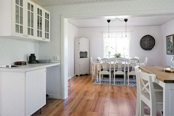 Sommerhuset har et lyst, åbent køkken Sommerhuset har et lyst, åbent køkken
