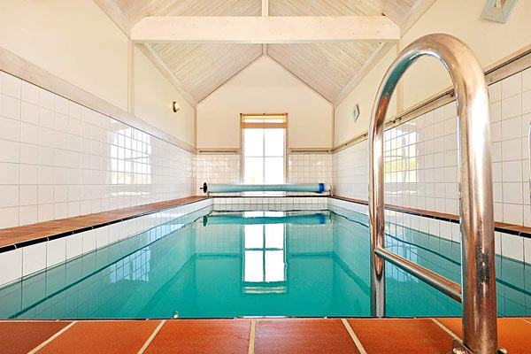 Sommerhus med indendørs swimmingpool