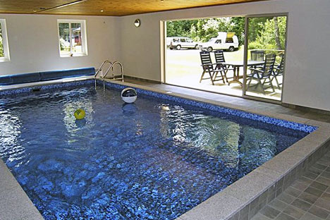 Feriehusets indendørs swimmingpool på 24 kvm Feriehusets indendørs swimmingpool på 24 kvm