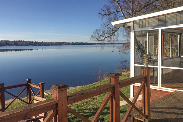 Hyggeligt, renoveret sommerhus lige ud til søen Hindsen ved Värnamo Hyggeligt, renoveret sommerhus lige ud til søen Hindsen ved Värnamo