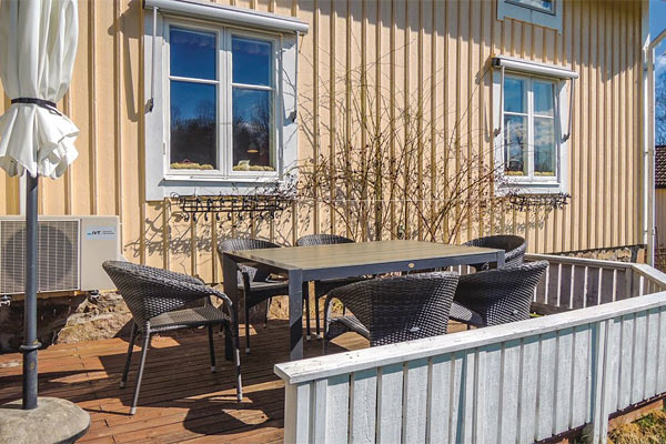 Sommerhuset har flere skønne terrasser med udsigt over søen Sommerhuset har flere skønne terrasser med udsigt over søen