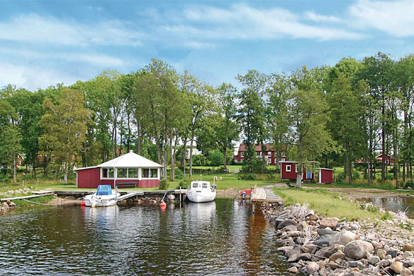 Sommerhuset ligger nær den lille havn i Bolmstad Sommerhuset ligger nær den lille havn i Bolmstad