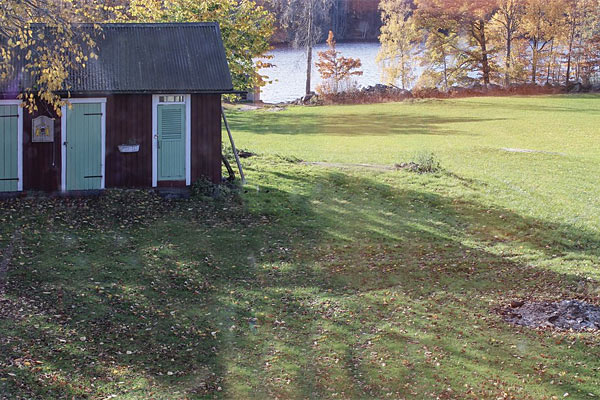 Husets have vender mod Idesjö blot 100 meter fra huset Husets have vender mod Idesjö blot 100 meter fra huset