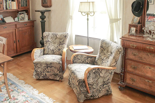 Sommerhuset har store værelser i nederste etage til hyggeligt samvær Sommerhuset har store værelser i nederste etage til hyggeligt samvær