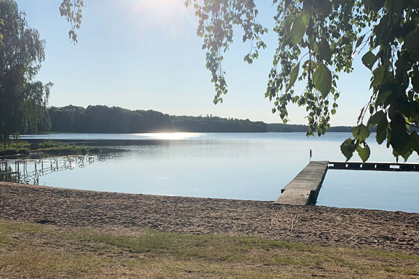 Odensvi vandrarhem ligger ved Kyrksjön